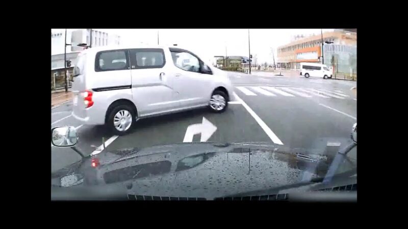 右折車とUターン車の衝突事故をご覧下さい！！