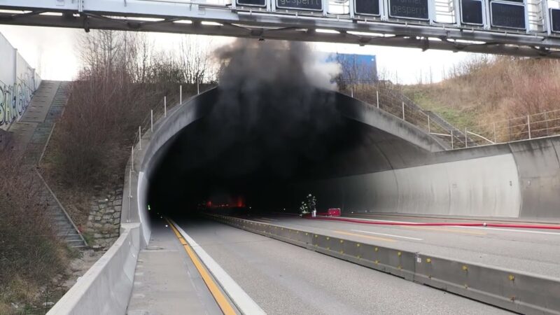高速道路のトンネルでトラック火災が起きて大惨事になってしまった！！