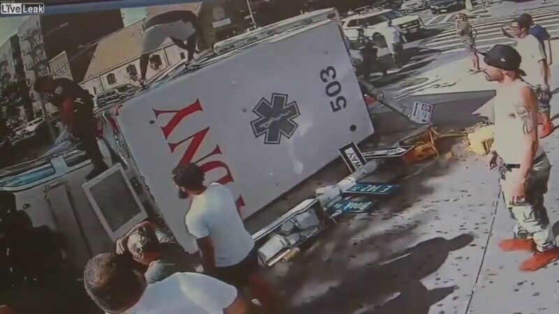 ブロンクス交差点で救急車同士が交通事故で横転し隊員4人搬送されてしまう！！