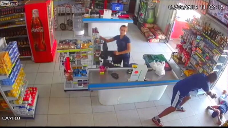 レジの女性店員と非番の警官が雑談中に逃亡中の強盗が現れ即鎮圧ｗｗｗ