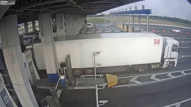 料金所を強行突破したトラックが直後にタイヤを破裂される！！