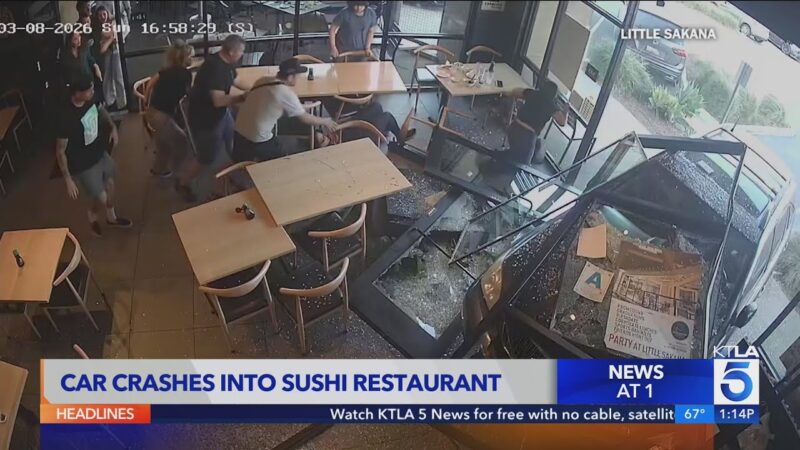 70歳運転の車がサンディエゴにある寿司店に突っ込んでしまった！！