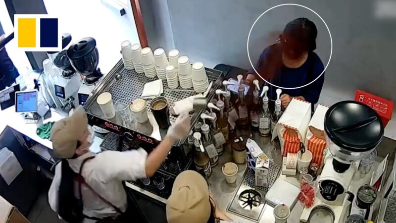 上海のカフェで店員がブチ切れて客にコーヒー粉を投げつける！！