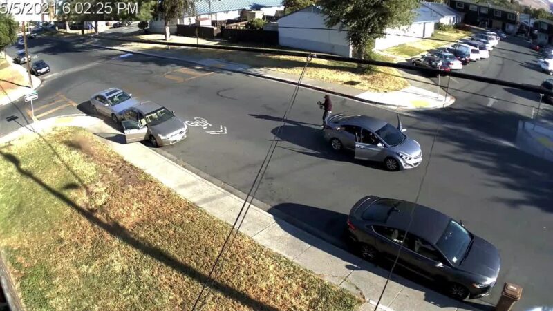 住宅街で相次いだドライブバイ銃撃のヤバすぎる映像をご覧下さい！！