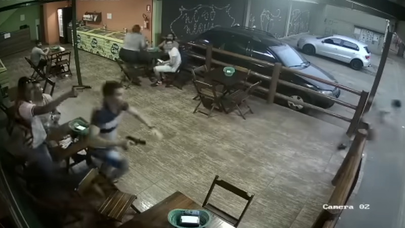 武装強盗が襲ったお店には私服警官御用達だった！！