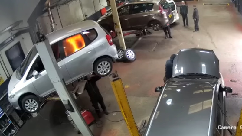 溶接作業中の車が突然炎上してしまい一気に燃え上がってしまった！！