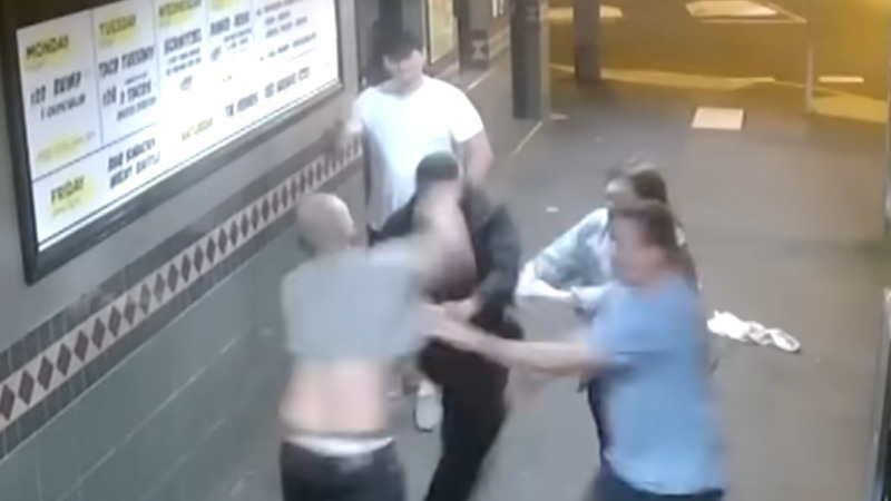 酔っ払った男がパブの警備員を殴り殺してしまった瞬間をご覧下さい！！