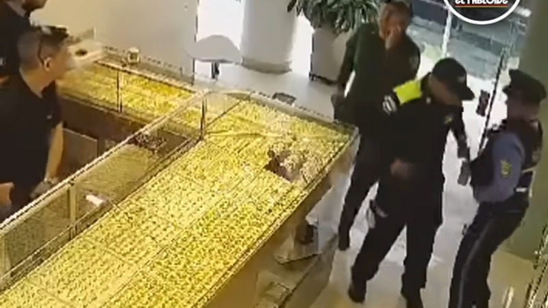 警官に変装した強盗団が宝石店に押し入り店内の商品を奪って逃走！！