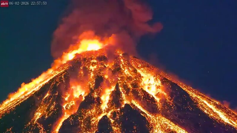 フエゴ火山の巨大噴火で溶岩が山肌を覆う衝撃映像！！